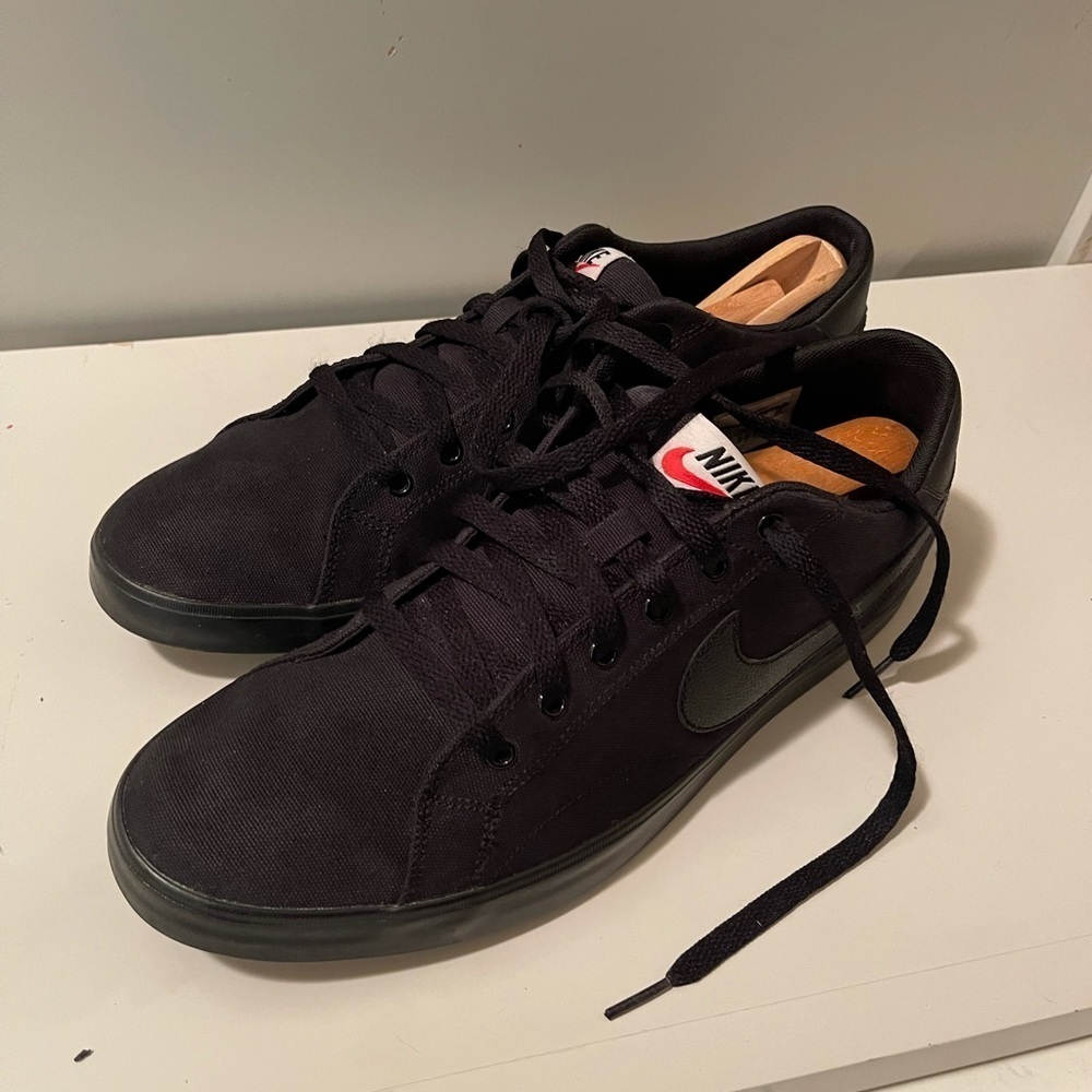Nikes very nice and  simple sneaker with black logo in two sides - Picture 13 of 16